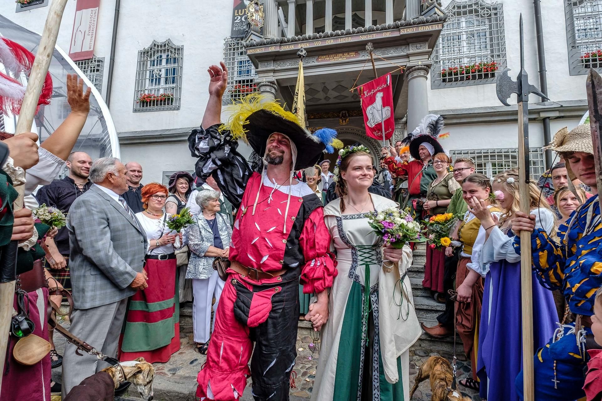 „Luthers Hochzeit“ am Rathaus Wittenberg: Brautpaar Anett und Steffen Brandt - sie heirateten tatsächlich - sind getraut.