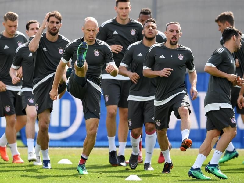Die Spieler vom FC Bayern München bereiten sich im Abschlusstraining auf das Spiel gegen REal Madrid am Mittwoch vor. Foto: Andreas Gebert