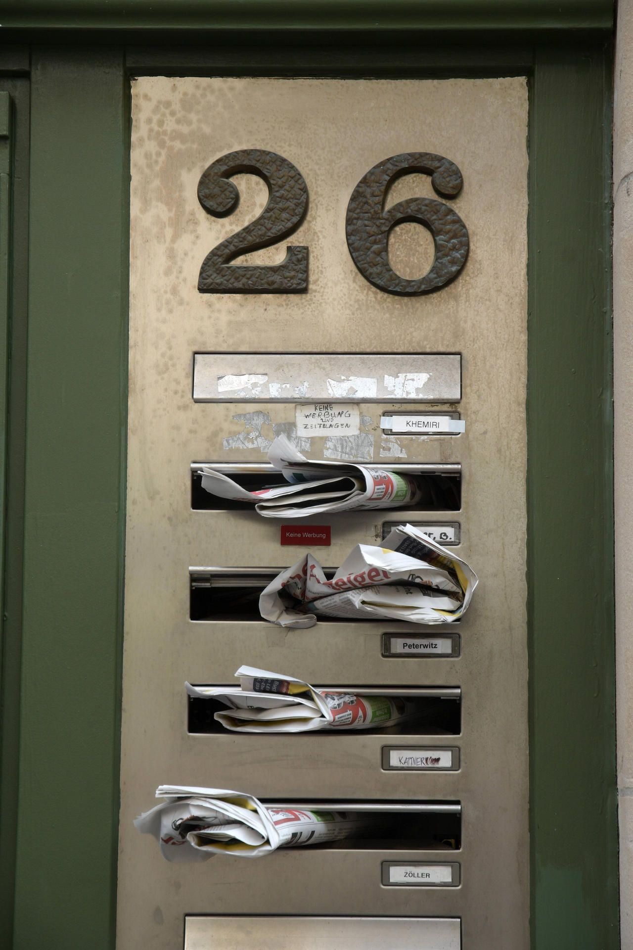 Eine Hausnummer an der Fassade eines Wohnhauses (Symbolbild)