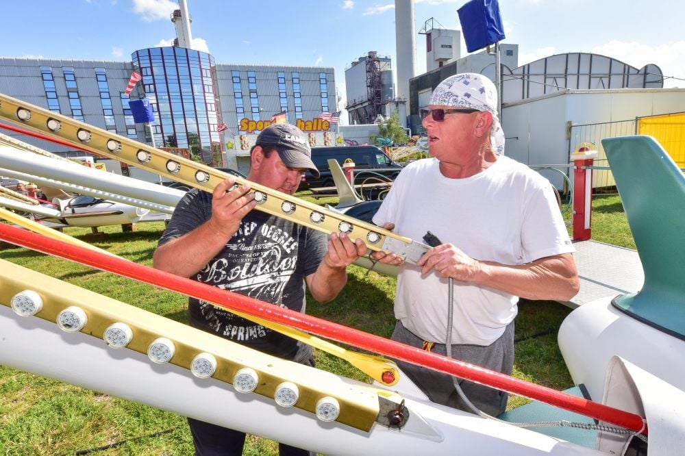 Chef Wolfgang Wieser und Toni Wieser beim Aufbau des „Hurricane“.