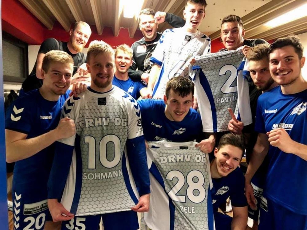 Siegerbild mit Gruß an die verletzten Spieler: Der DRHV nach dem Erfolg in Hamburg.