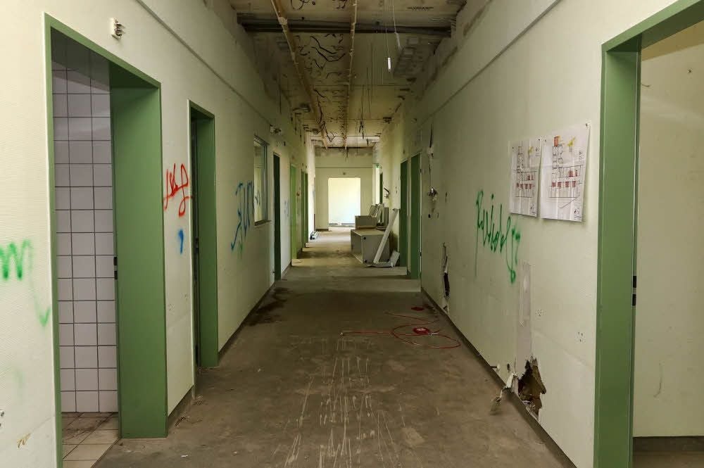 Viele Wände im Krankenhaus sind mit Graffiti beschmiert.
