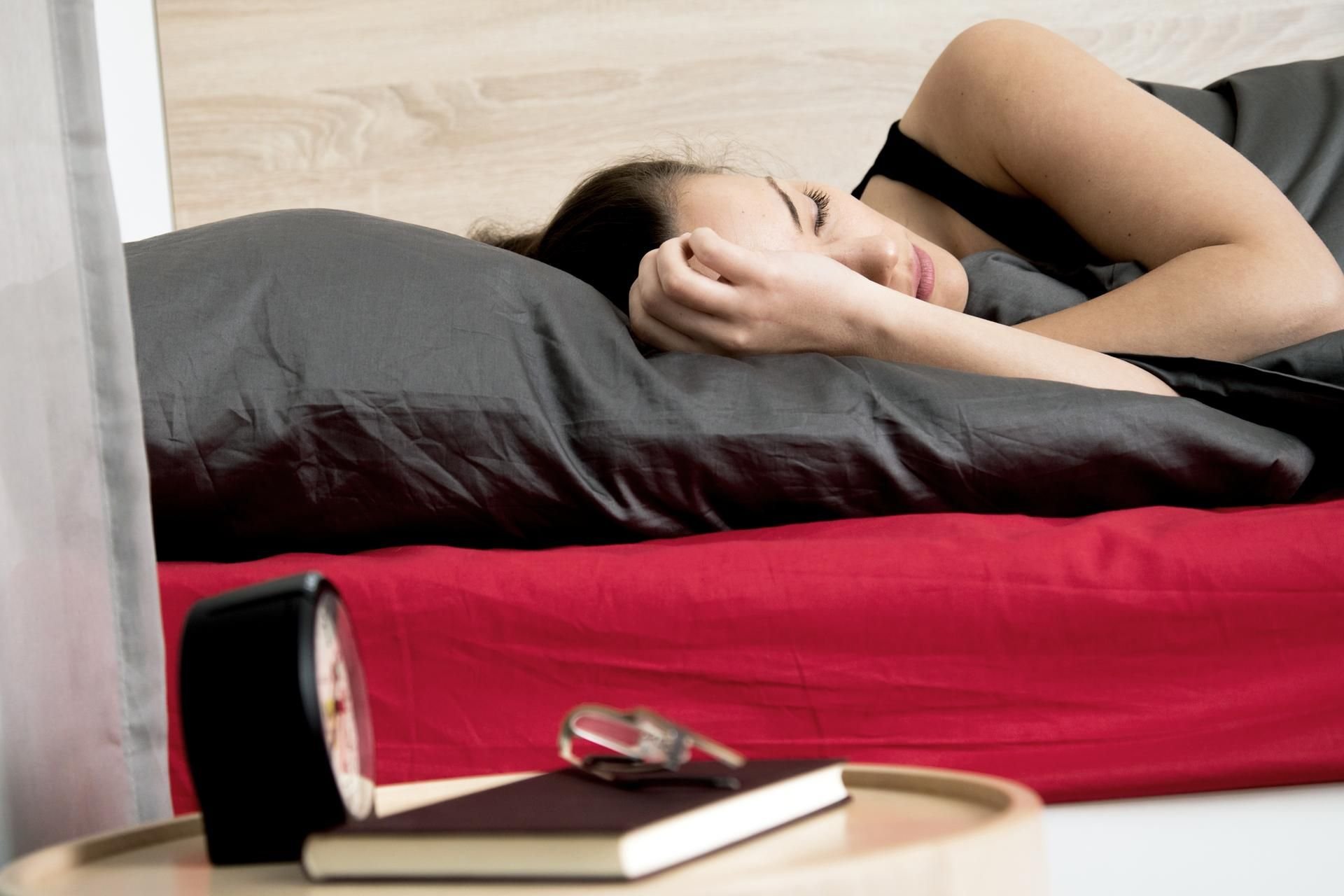 Schlafen erlaubt - und im Homeoffice einfach umzusetzen: Nach einem Powernap arbeitet es sich wieder konzentrierter.
