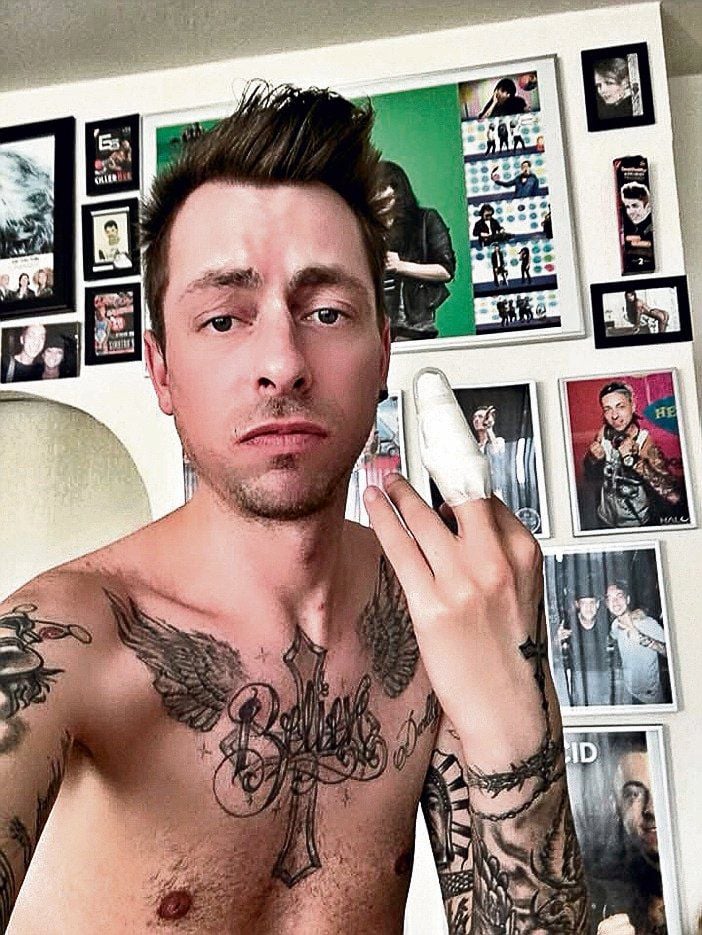 Der Star-DJ zeigt seinen Sex-Unfall-Finger.