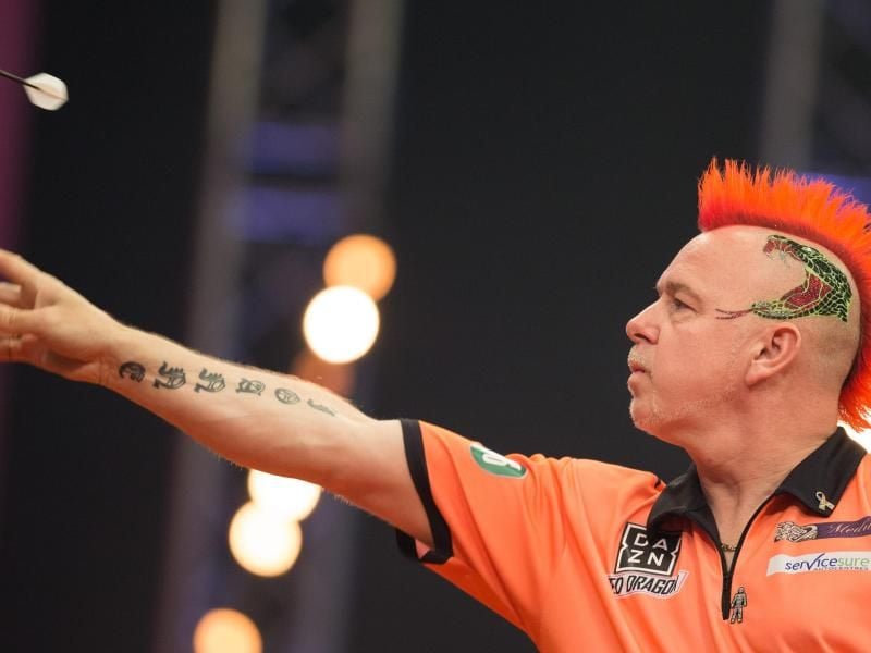 Schrill, bunt und treffsicher: Darts-Profi Peter Wright. Foto: Friso Gentsch