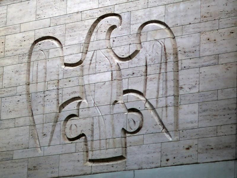 Das Logo der Aareal Bank, aufgenommen an einem Gebäude der Bank. Foto: Fredrik von Erichsen/dpa/Archivbild