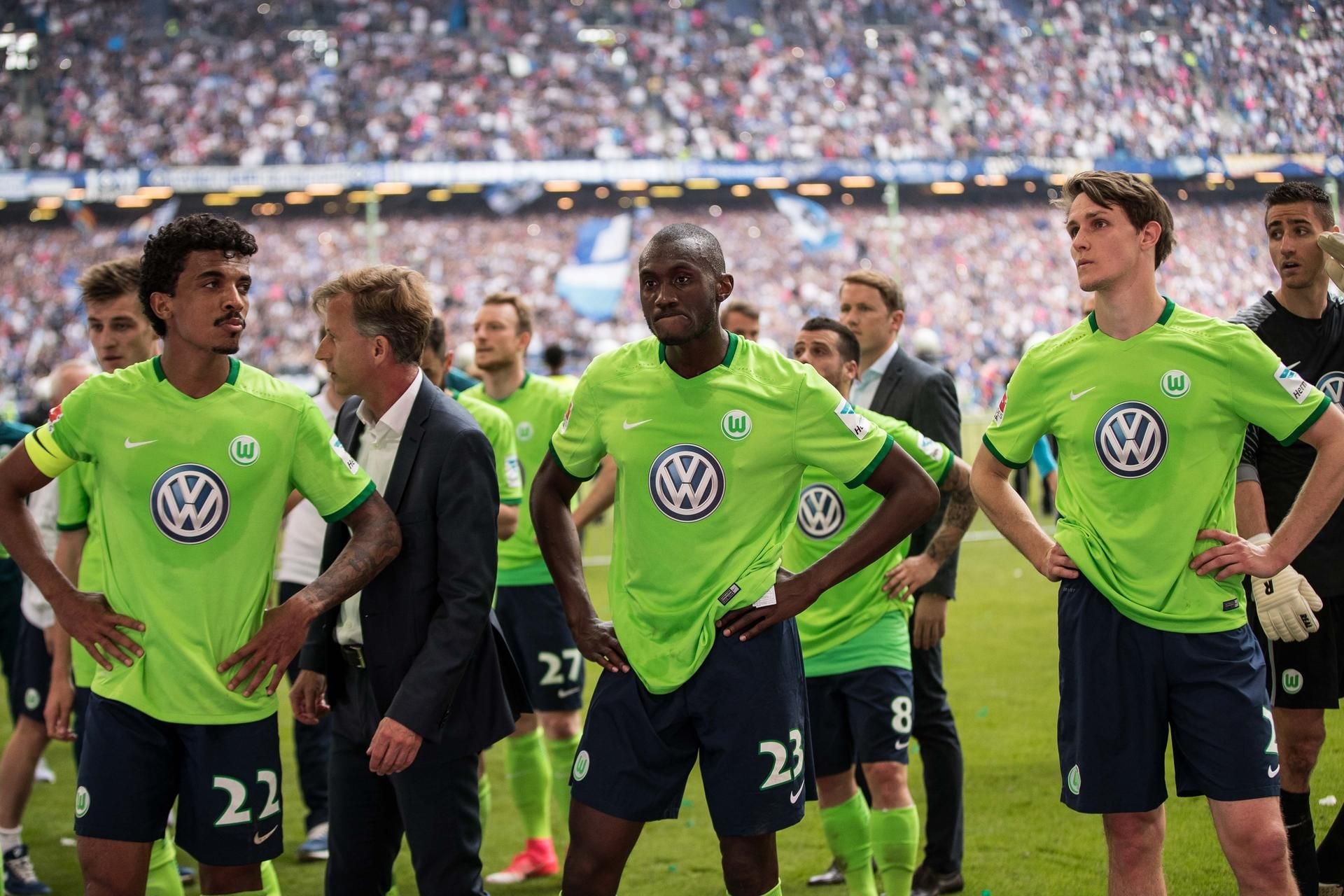 Enttäuschung bei den Spieler des VfL Wolfsburg: Nach dem 1:2-Verlust beim Hamburger SV muss der Verein 20 Jahre nach dem Aufstieg in die Relegation.