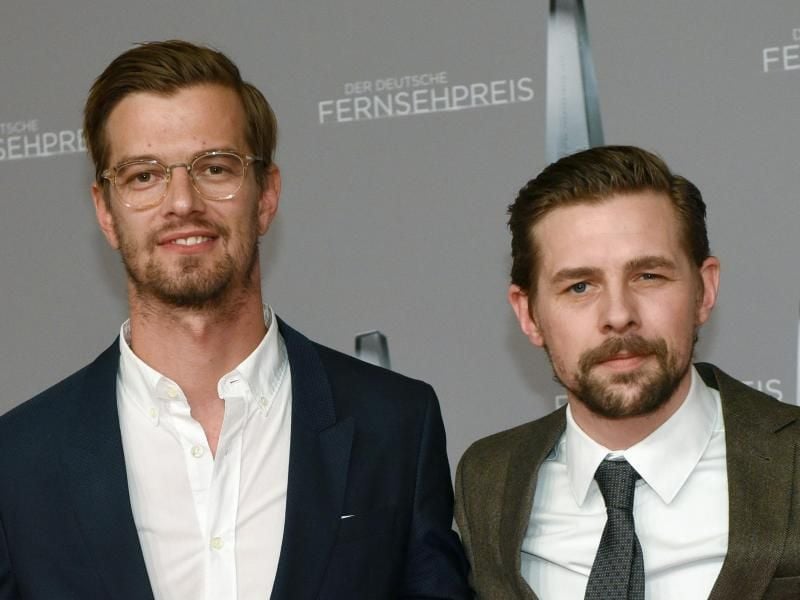 Joko Winterscheidt (l) und Klaas Heufer-Umlauf 2017 beim Deutschen Fernsehpreis. Foto: Henning Kaiser