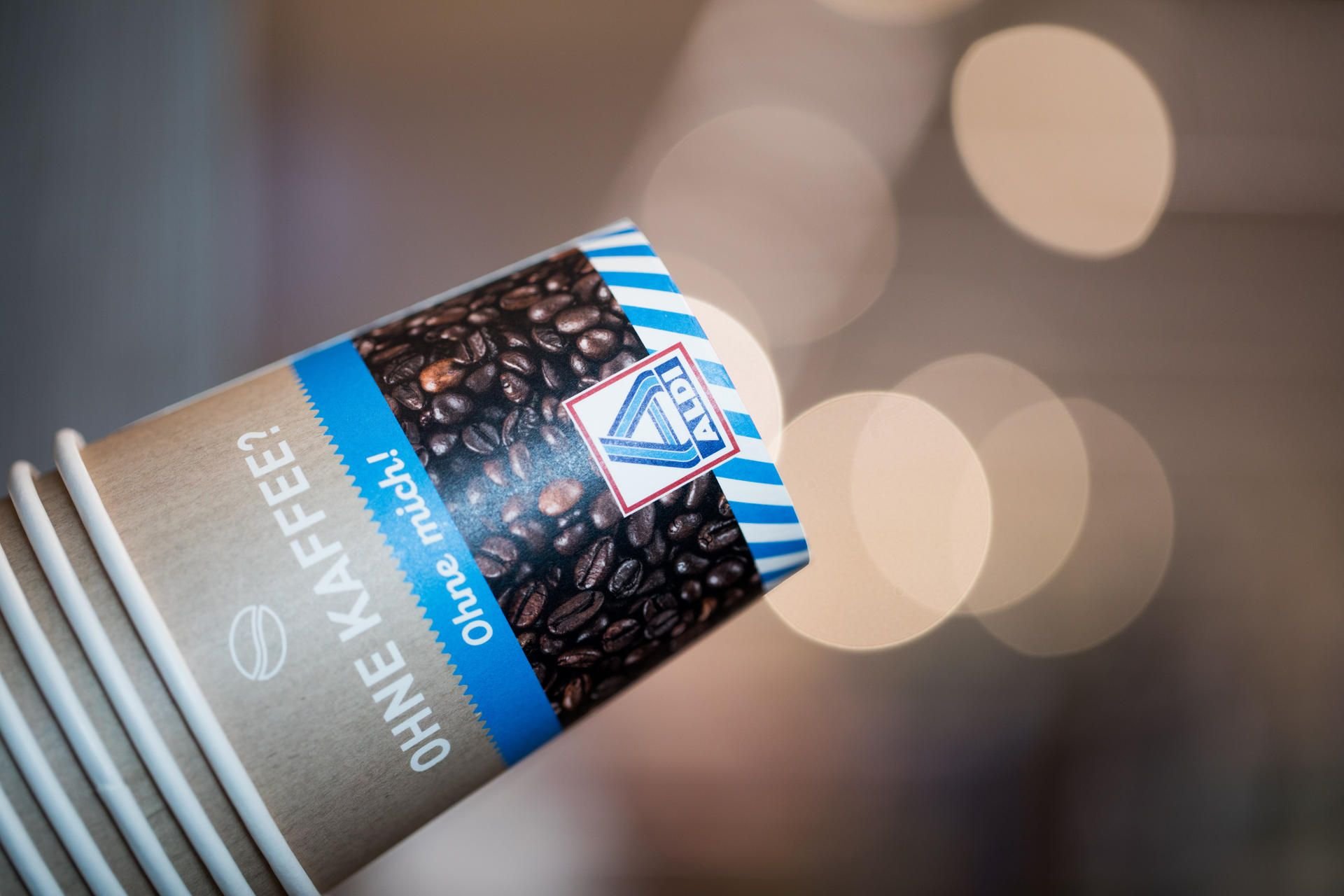 In der neuen Filiale in Herten können Kunden auch Aldi-Kaffeebecher mit auf Einkaufstour nehmen.