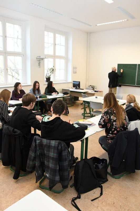 17 Auszubildende der Kreisverwaltung nehmen an Englischkurs in der Volkshochschule teil.