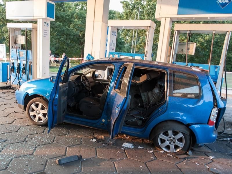 Bei einer Explosion des Gastanks an einer Aral-Tankstelle wurde ein VW-Touran zerstört. Foto: Arne Bänsch