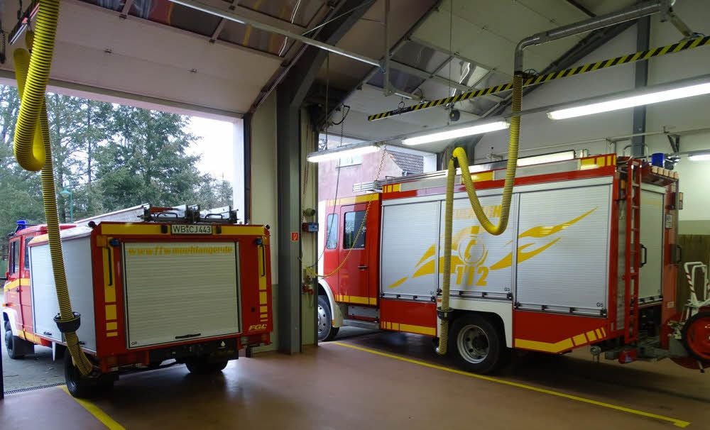 Über die Schienen an der Decke fahren die Absaugschläuche bis zum Tor mit und werden dort automatisch abgekoppelt.
