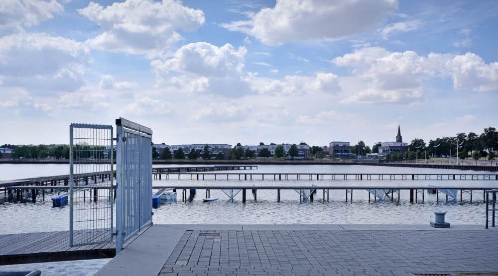 Eine unfertige Steganlage statt einer funktionierenden Marina. Dieser Zustand am Stadthafen sorgt für Unmut.