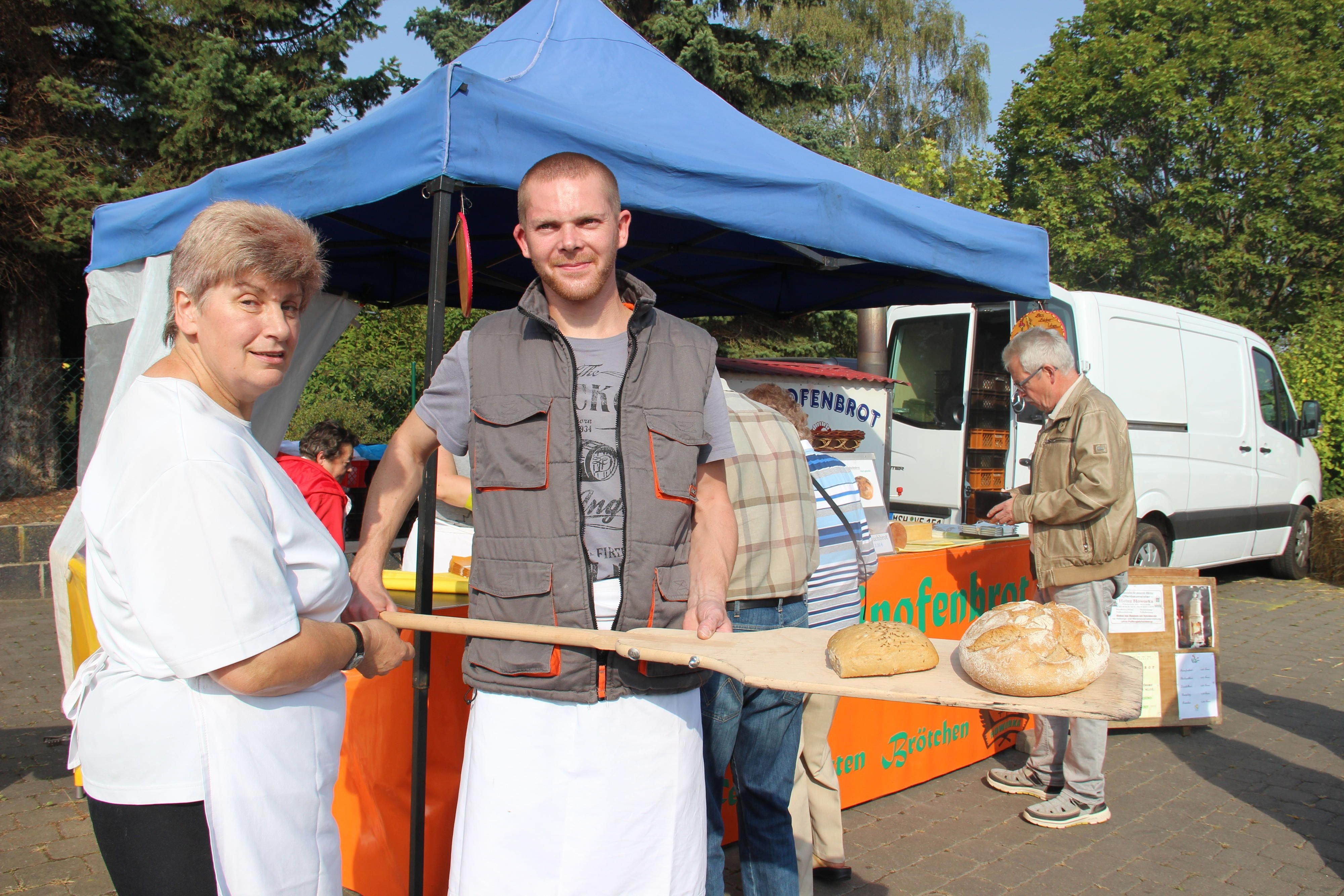Christel Howorka und David Rohde verkaufen auf dem Bauernmarkt frisches Brot aus dem Steinofen