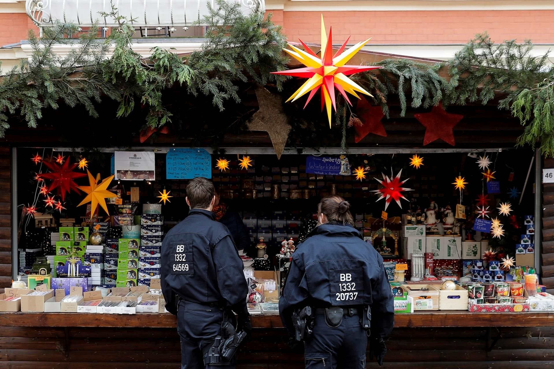 Polizisten zeigen nun auf dem Potsdamer Weihnachtsmarkt verstärkt Präsenz.