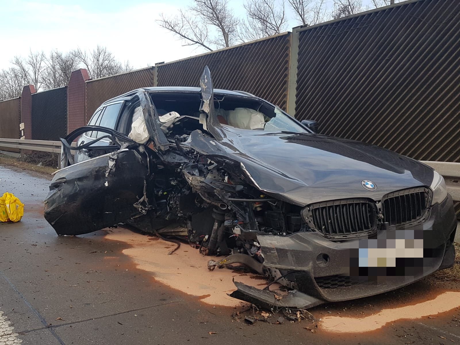 Zerstörtes Auto nach Unfall auf A9