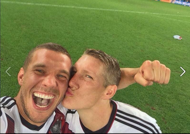 Lukas Podolski und Bastian Schweinsteiger nach dem WM-Triumph 2014.