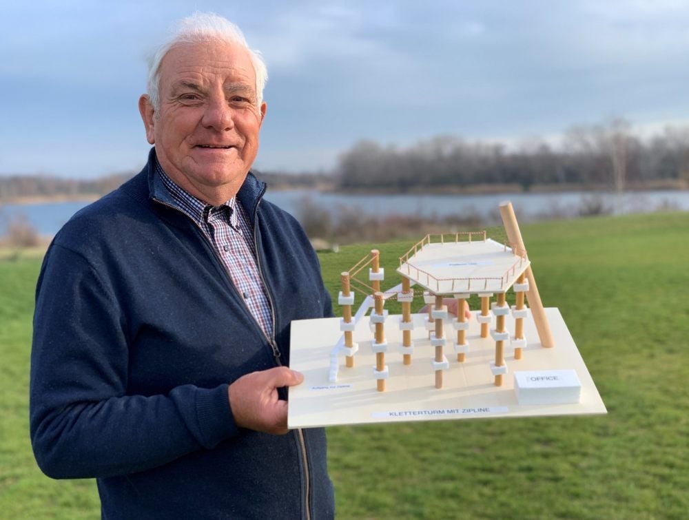 Norbert Labuschke zeigt ein Modell des geplanten Kletterwalds. Rechts an der Plattform soll die Zipline starten.