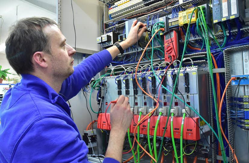 Frank Schallschmidt überwacht die Datentechnik.