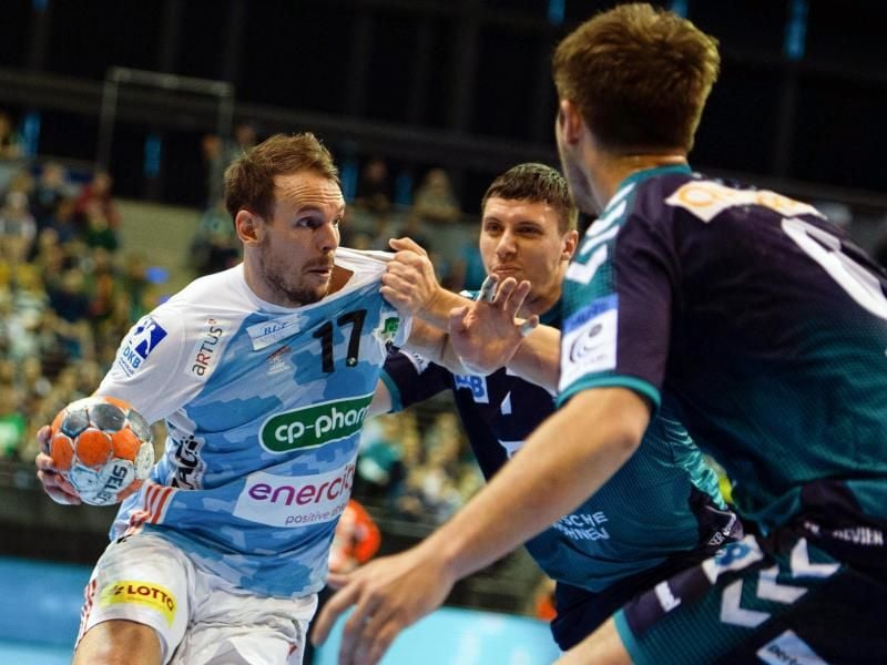 Kai Häfner (l) trägt bald das Trikot der Melsunger. Foto: Lisa Ducret