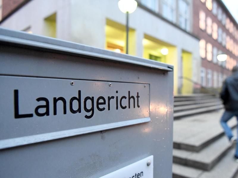 Blick auf einen Briefkasten amd Gebäude des Landgerichtes in Kiel. Foto: Carsten Rehder/dpa