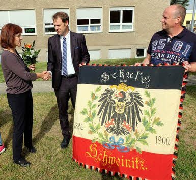 Schulleiterin Martina Nowack bedankt sich bei Sponsor Bastian Schüßler für seine Unterstützung.