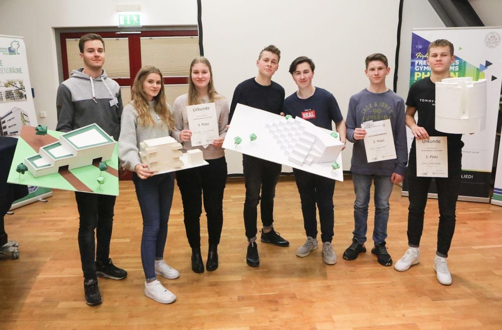 Insgesamt vier Entwürfe der Schüler des Philanthropinums für die Wolfframsdorffstraße hat die Wohnungsgenossenschaft ausgezeichnet. Neben dem ersten Platz für die Idee von Gregor Pölzing und Hans Scholz (4. und 3.v.r.) gab es einen zweiten und zwei dritte Plätze.