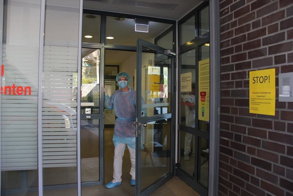 In Schutzkleidung werden Corona-Verdachtsfälle über eine Schleuse ins Klinikum geleitet.