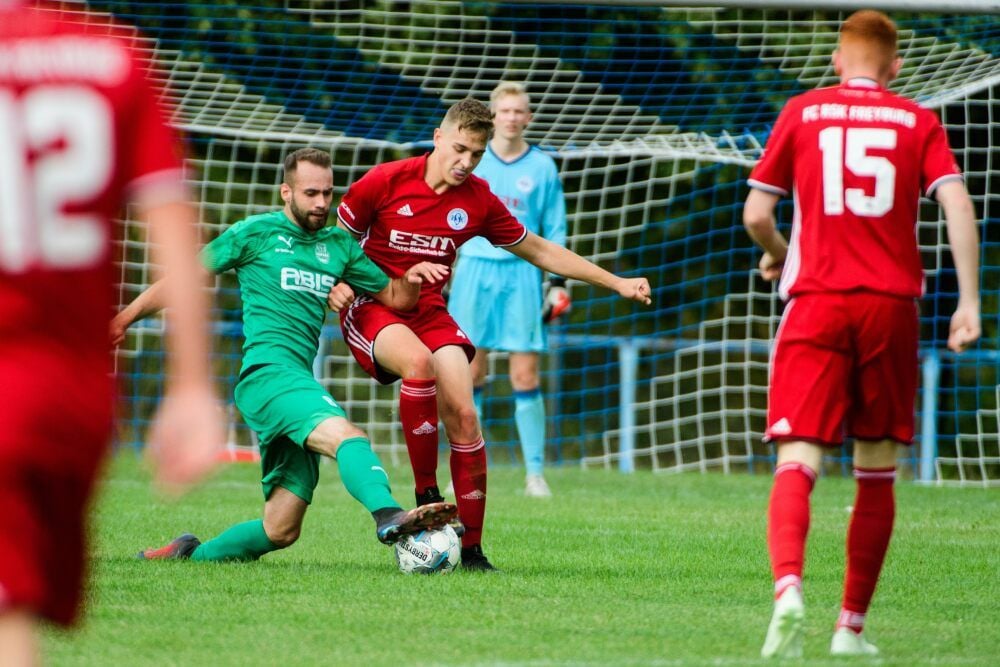 Till Kirchhoff (Mitte, am Ball) erreichte mit den Freyburgern gegen Burgwerben ein 1:1. Constantin Kitzmann (r.) und RSK-Keeper Christoph Madeja schauen zu.