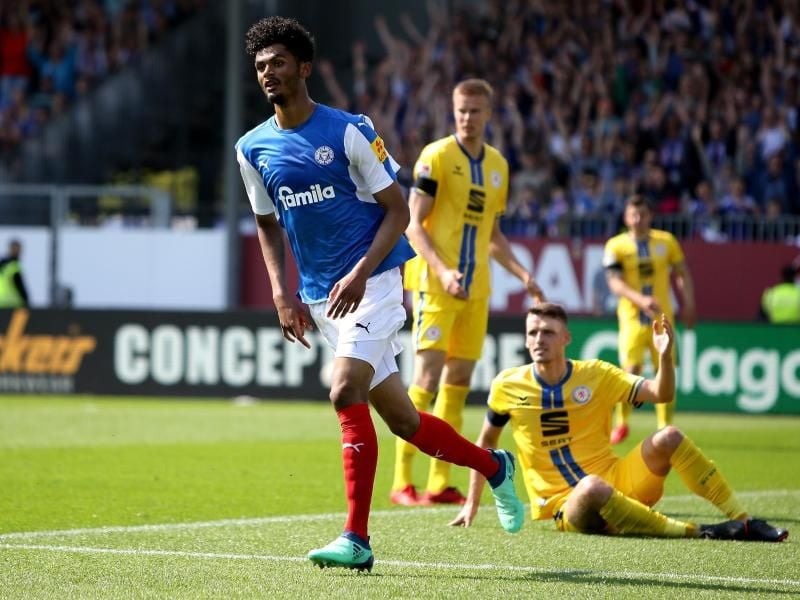 Der Kieler Aaron Seydel (vorne) hat beim 6:2-Sieg gegen Braunschweig das 1:1 erzielt. Foto: Frank Molter