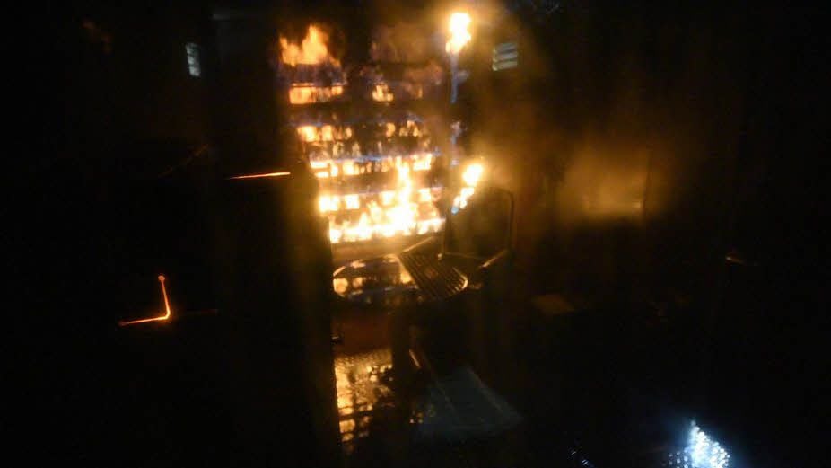 Ein Blick vom Leitstand des Containers ins Innere. Gut zu erkennen sind Flammen und der Qualm. Die Sicht für die Feuerwehrleute ist deutlich schlechter.