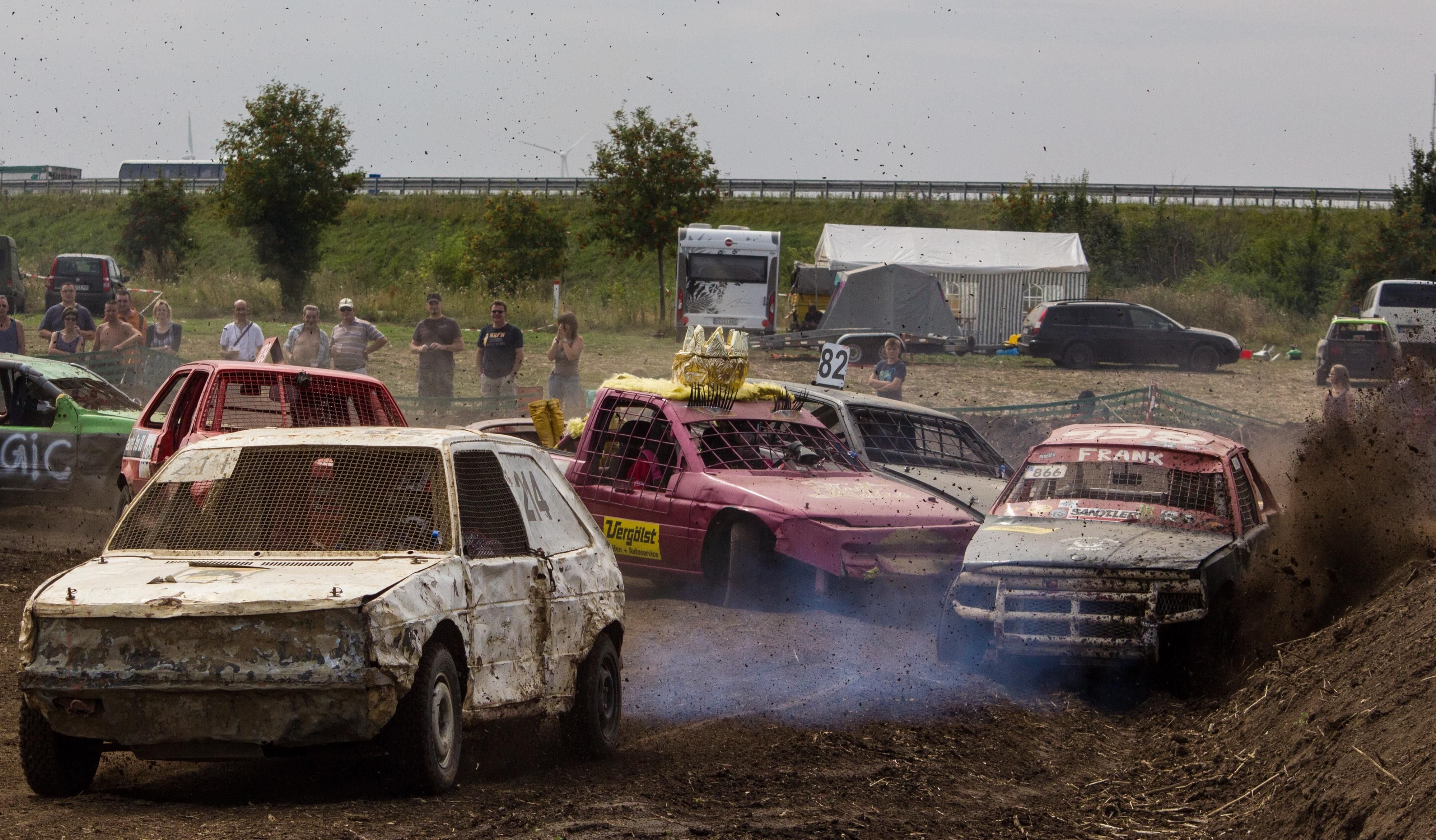 Schrottreife Autos rangeln bei einem Stockcar-Rennen 2016 an der Autobahn 14 bei Bernburg um die vorderen Plätze.