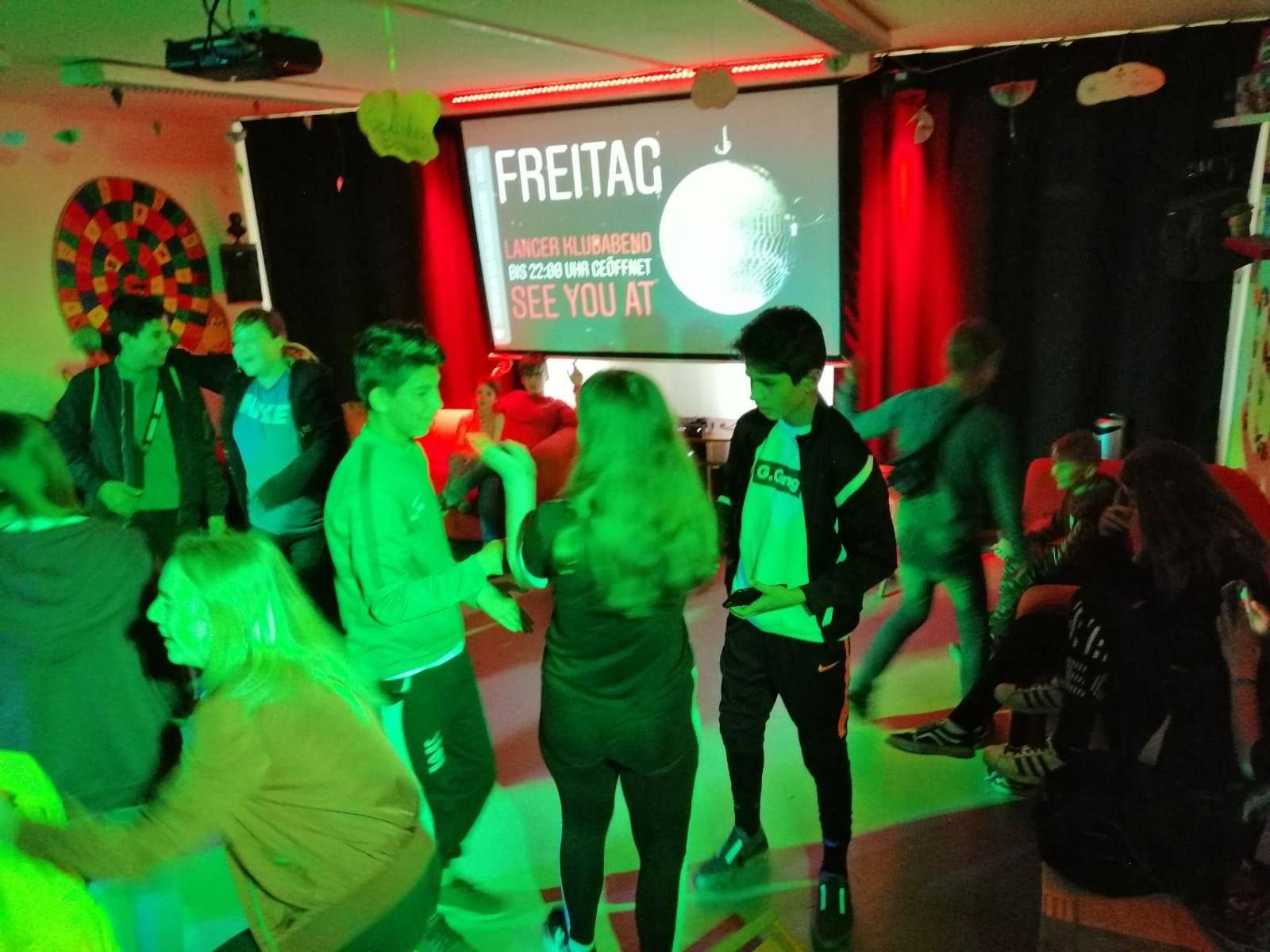 Das "TF DJ Team Wittenberg" ist ein DJ Projekt, welches seinen Ursprung im Jugendklub der Volkssolidarität Techna hat und seit etwa zwei Jahren ehrenamlich und kostenlos Kinder und Jugenddiskos in allen Jugendeinrichtungen veranstaltet.