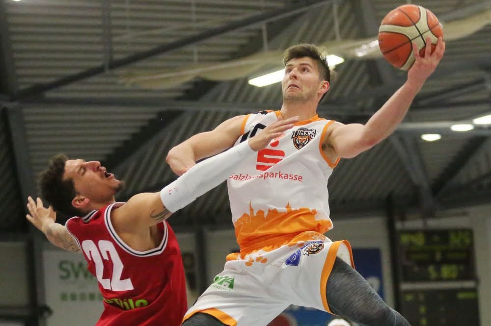 Kommt ein Tiger geflogen: Leo Aris setzt sich gegen Cuxhavens Darron McDuffin in Szene.