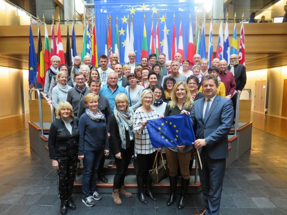 Mitglieder des Vereins Naumburger Geschäftsleute und Unternehmer mit ihrer Vorsitzenden Ingetraut Becker (vorn, links) an der Spitze sowie weitere Teilnehmer besuchen das Europäische Parlament im französischen Straßburg. Dort werden sie vom EU-Abgeordneten für Sachsen-Anhalt, dem CDU-Politiker Sven Schulze (vorn, rechts), empfangen.