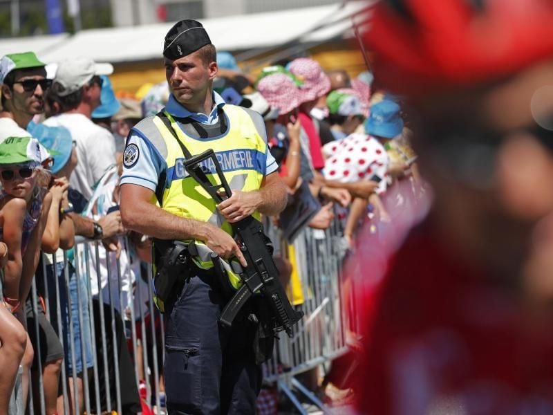 Die Gendarmerie hat während der Tour de France ordentlich zu tun. Foto: Christophe Ena/AP