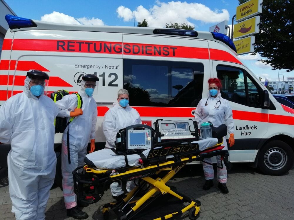 Arbeit in Coronazeiten: Ein Team des Malteser Hilfsdienstes in Quedlinburg mit Schutzanzügen, Masken und Visieren.