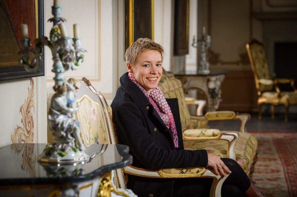 Eindrucksvoller Raum: Ellen Keindorff, Kustodin im Museum auf der Neuenburg, hat im Fürstensaal in einem Stuhl Platz genommen.