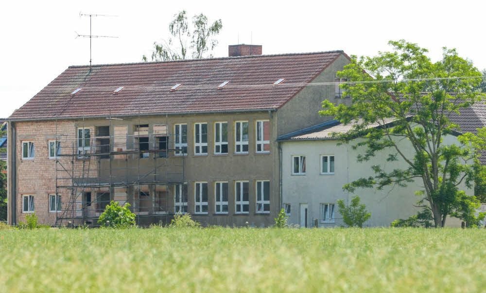In der alten Schule von Großbadegast kommt die Sanierung nur langsam voran. Der Anbau rechts ist aber bezugsfertig.