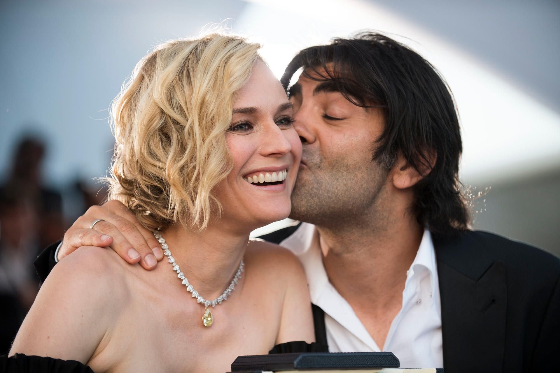 Fatih Akin freut sich mit Diane Kruger über ihre Auszeichnung als beste Schauspielerin bei den Filmfestspielen in Cannes (28.05.2017).