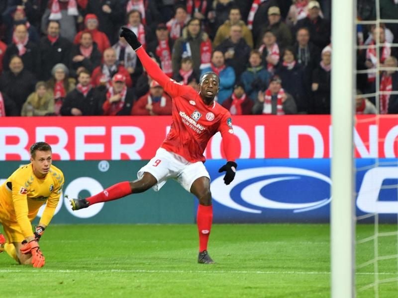 Mainz-Angreifer Jean-Philippe Mateta (r) lässt Freiburg-Keeper Alexander Schwolow keine Chance. Foto: Torsten Silz