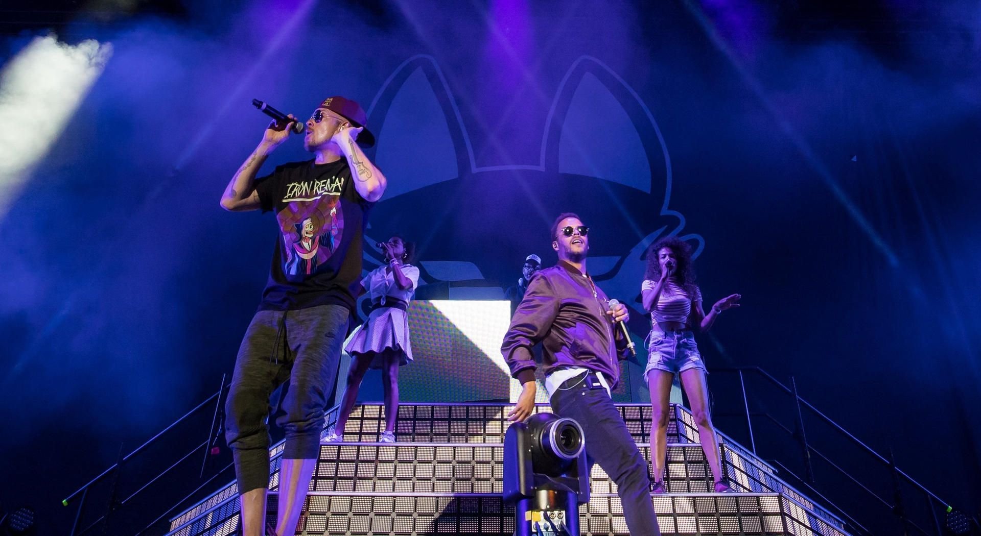 Die Sänger der deutschen Hip-Hop-Band Beginner, Dennis Lisk (rechts), alias Denyo und Jan Phillip Eißfeldt, alias Jan Delay, beim Musikfestival Rock im Park auf der Bühne