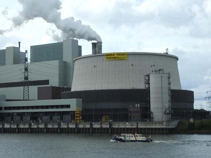 Aktivisten haben ein Transparent mit der Aufschrift „Kohle frisst Zukunft” am Kohlekraftwerk Moorburg befestigt. Foto: Citynewstv/Archivbild