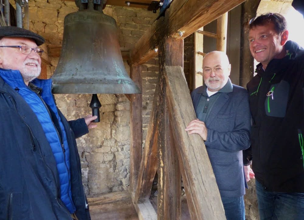 Besichtigung der neuen Glocke im Zscheiplitzer Kirchenturm: Klosterbrüder Joachim Götze (v.l.) und Hubert Skupin mit Friedhelm Fiedelak aus Freyburg.