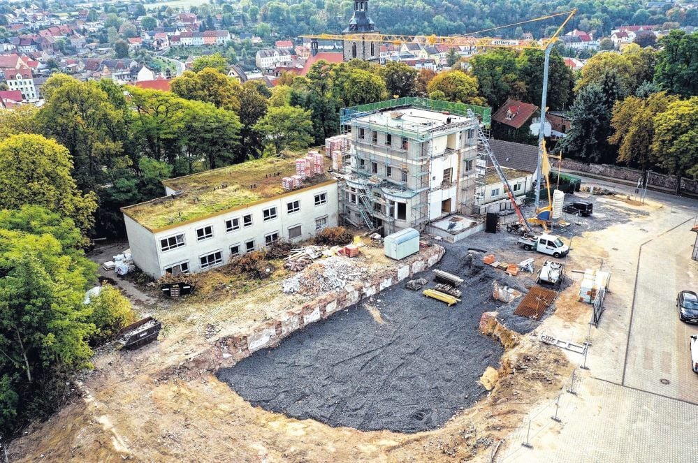 Ein großer Teil des ehemaligen Krankenhauses im Hettstedter Zentrum ist abgerissen. Hier entstehen ein Pflegeheim und betreutes Wohnen.