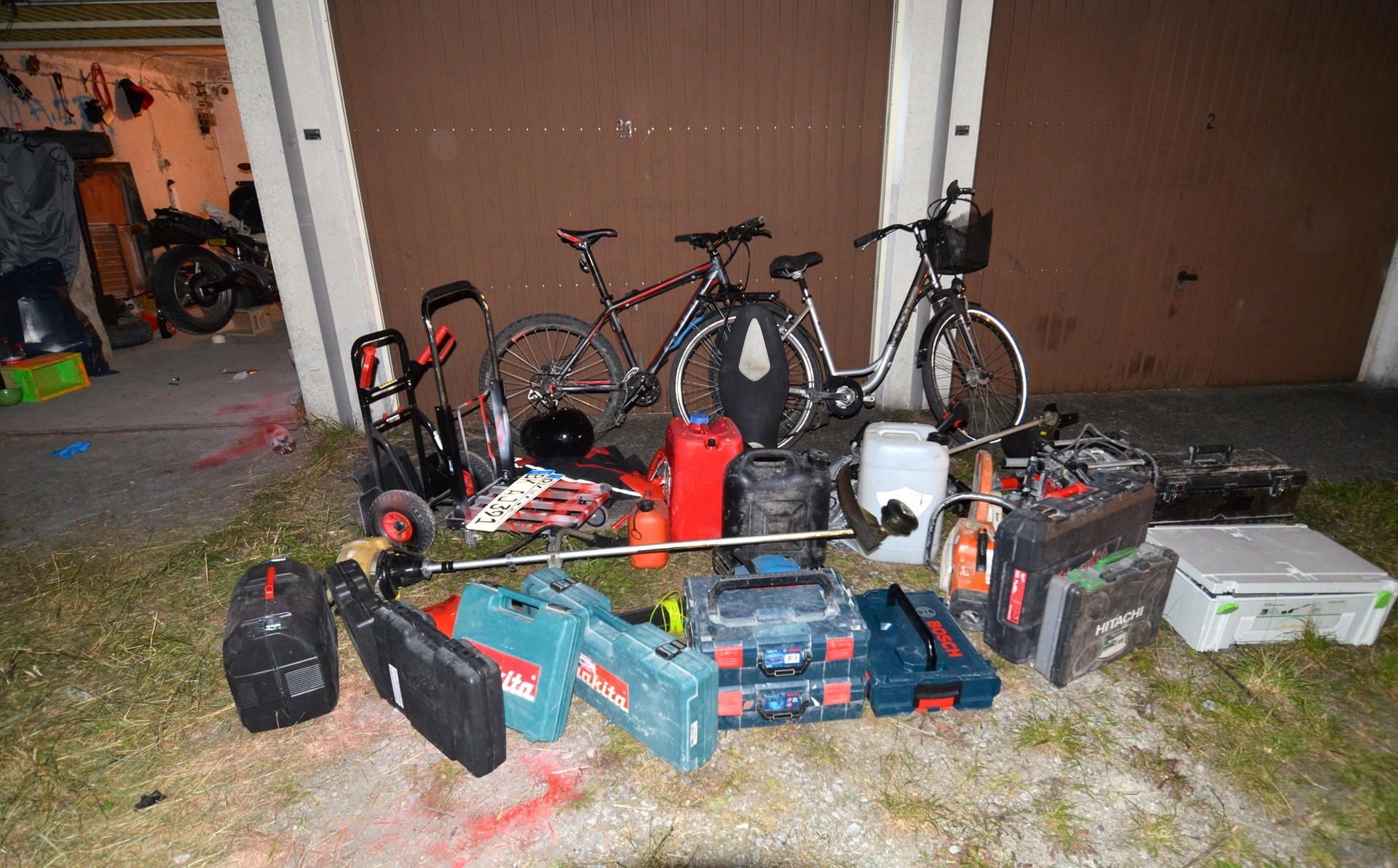 Diebesgut vor der Garage in der Großen Ringstraße.