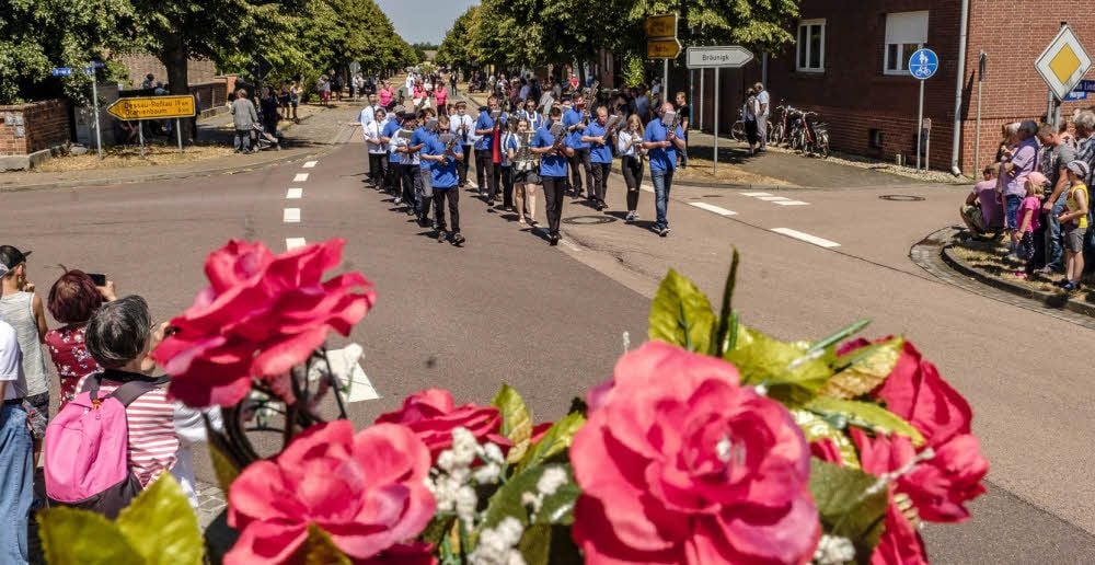 Angeführt wurde der Rosenfestumzug von der Schleesener Schalmeienkapelle, die von den Goßwigern unterstütz wurde.