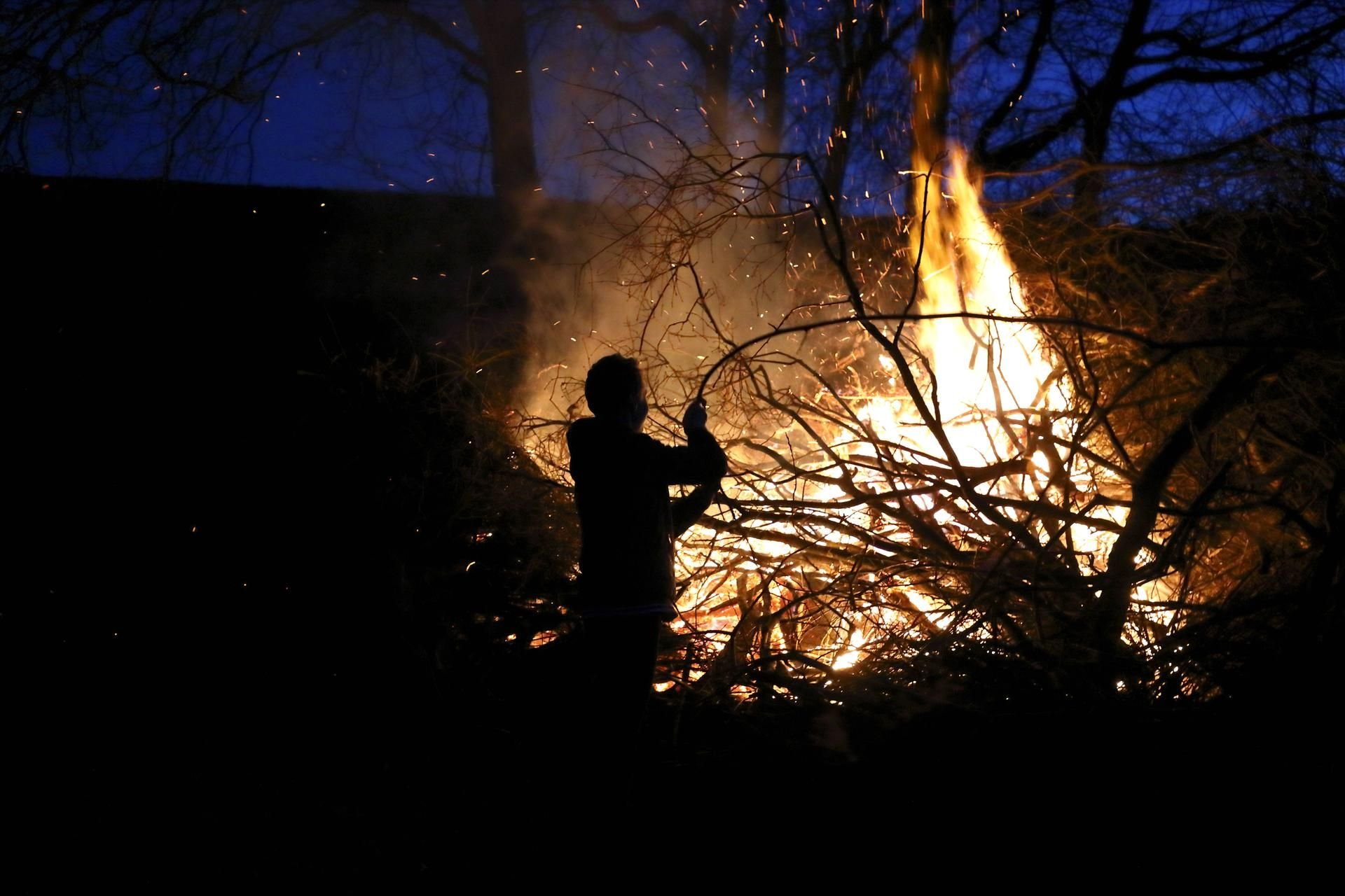 Stendal hat wegen Waldbrandgefahr alle Osterfeuer verboten. (Symbolbild)