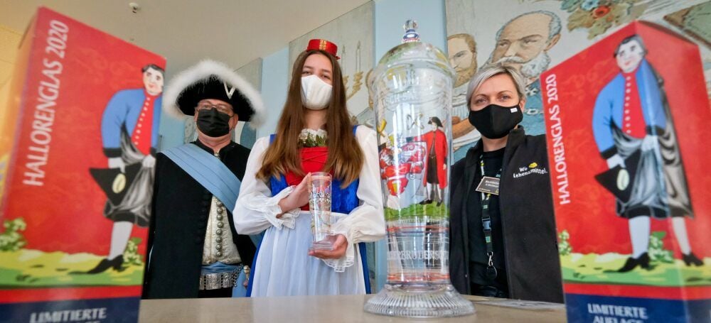 Von links: Tobias und Sarah Heinicke übergeben das erste Glas an Edeka-Marktleiterin Sandra Weidauer.
