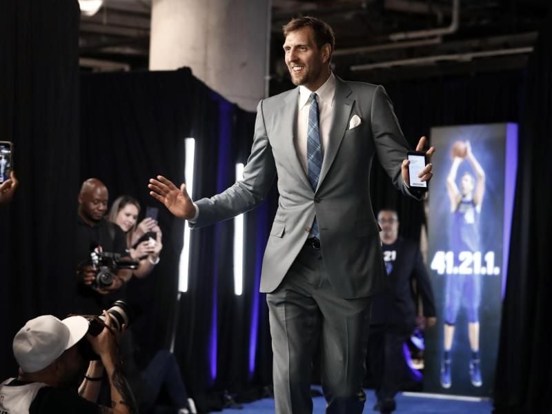 Ein letztes Mal: Dirk Nowitzki betritt die Sporthalle im Amercian Airlines Center. Foto: Tony Gutierrez/AP/dpa
